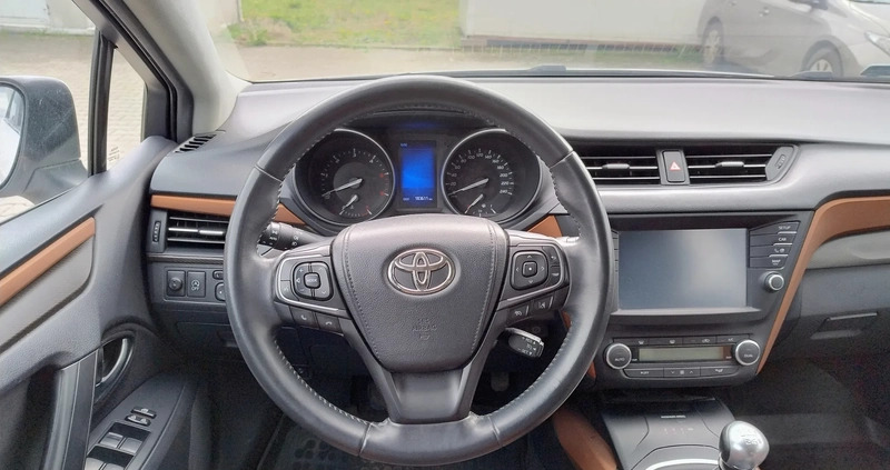 Toyota Avensis cena 49000 przebieg: 183000, rok produkcji 2017 z Pieszyce małe 29